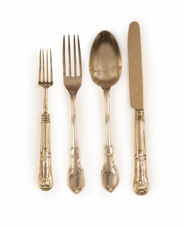 984.  Juego de merienda con corona de barón grabada, de plata vermeille, ley 950, Francia, ff. del S. XIX, y juego de postre con corona de barón grabada, de plata vermeille, Inglaterra, S. XIX.