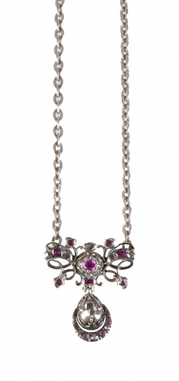 135.  Colgante S. XVIII-XIX con lazo de rubíes y perilla de diamante talla rosa colgante en montura de plata