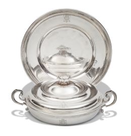 649.  Legumbrera con su plato en plata. Con marcas: "ODIOT PARIS 4636". Marcado con Minerva, ley 950.Odiot, París, finales del S. XIX.