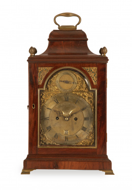 1004.  James Smith.Reloj bracket Jorge II con caja de madera de caoba y metal de estilo rococó aplicado.Inglaterra, h. 1760.