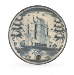 553.  Plato de cerámica esmaltada en azul cobalto, con arquitectura enmarcada por árboles de pisos.Talavera, h. 1750 - 1775.