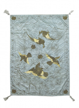 1011.  Colcha en seda azul con aves bordadas.China, ff. del S. XIX.