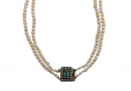 66.  Collar de dos hilos de pequeñas perlas de pp. S. XX, con cierre de piedra verde orlada de perlitas