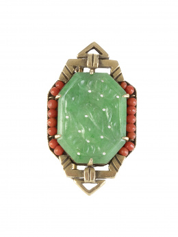 120.  Broche Art-Decó con jade tallado con formas vegetales