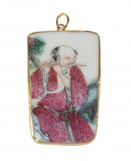 119.  Colgante de porcelana Kanxi S. XVIII que representa músico con marco liso
