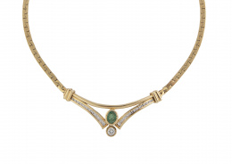 205.  Collar con centro de esmeralda entre arcos de brillantes engastados en carril, con un brillante en chatón en la base