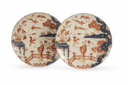 1006.  Pareja de platos de cerámica esmaltada en rojo y azul con chinerías. Con marcas en el reverso.Adrien Pynacker, Delft, Holanda, 1690.