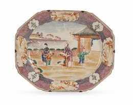 472.  Fuente ochavada de porcelana, con esmaltes de la familia rosa.Trabajo cantonés para la exportación, ff. del S. XVIII.