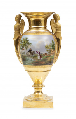 1136.  Ánfora imperio de porcelana esmaltada y dorada y cartela decorativa con escena costumbrista.Francia, h. 1815.