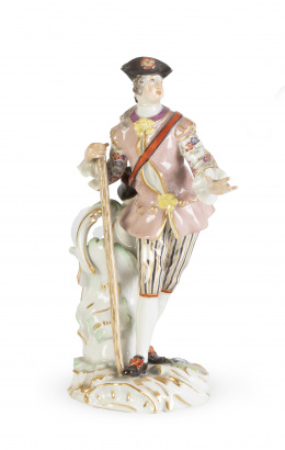 562.  Caballero de porcelana esmaltada. Marcada en la base, numeración incisa y esmaltada.Meissen, (1730-1763).