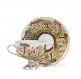 1146.  Taza de porcelana esmaltada y dorada con personajes.Doccia, Italia, ff. del S. XIX.