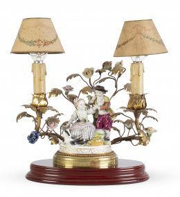 561.  Candelabro de dos brazos de luz de bronce dorado y flores aplicadas con figuras galantes de porcelana esmaltada.S. XIX.