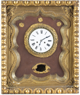 1195.  Reloj con marco de madera tallado y dorado.Trabajo Alemán, S. XIX.