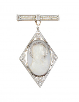 90.  Broche con medalla colgante Art-Decó de diamantes, con Virgen tallada en nácar adornada con orla de diamantes