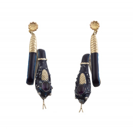 194.  Pendientes largos con diseño de serpientes en esmalte en azul con cabuchón de amatista en cabeza