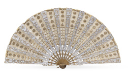 703.  Abanico con país de tela y lentejuelas cosidas, padrones de madera decorados con flores en plateado.ff. del S. XIX.