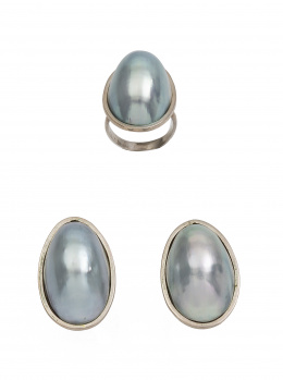 177.  Conjunto de sortija y pendientes con medias perlas grises ovales 