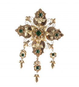 7.  Broche con diseño de flor central entre cuatro grandes pétalos, decorada con elementos colgantes de símil esmeraldas