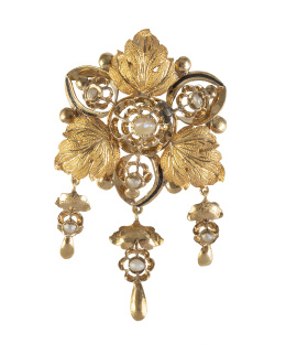 3.  Broche con diseño de hojas de oro liso y mate adornado con perlas barrocas, elementos colgantes y esmalte negro