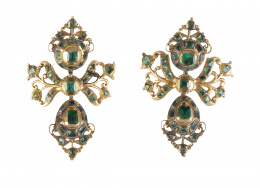 12.  Pendientes populares S. XVIII de esmeraldas con tres cuerpos de botón, lazo y perilla colgante