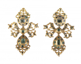 2.  Pendientes populares S. XVIII-XIX de esmeraldas con tres cuerpos de botón, lazo y perilla colgante, y adornos de filigrana