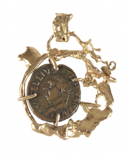 167.  Colgante con moneda romana en marco asimétrico, que representa modelos taurinos inspirados en Dalí