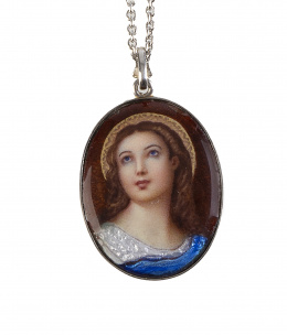 55.  Colgante oval de pp. S. XX con Virgen de esmalte enmarcada en platino con dos diamantes adornando asa de colgar