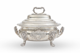 980.  Sopera con tapa Jorge III de plata. Con marcas, marca frustra de platero W.Inglaterra, Londres, h. 1810.