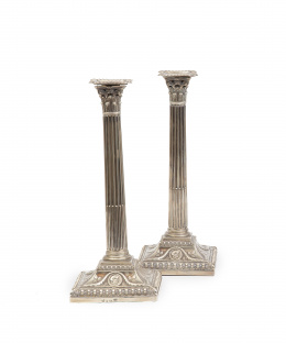 981.  Pareja de candeleros neoclásicos Jorge III de plata. Con marcas de platero W.C.Londres, h. 1771.