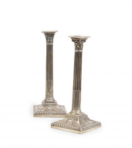 982.  Pareja de candeleros neoclásicos Jorge III de plata. Con marcas de platero W.C.Londres, h. 1771.