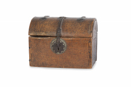 1075.  Arqueta con tapa de medio cañón con decoración embutida de roleos de influencia japonesa.Trabajo mejicano, S. XVIII.