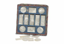 1015.  Juego de fichas de nácar en su estuche.Filipinas, S. XIX.