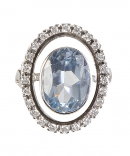 201.  Sortija con topacio oval y orla exterior de brillantes separados por decoración calada