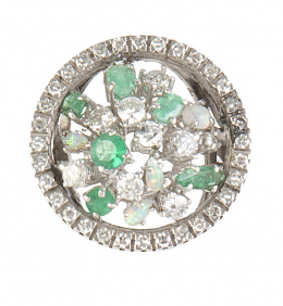 189.  Sortija circular con centro de esmeraldas, brillantes y ópalos engastados en garras a diferentes alturas, con orla exterior de brillantes