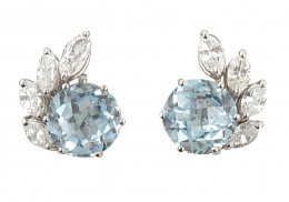 282.  Pendientes con topacios azules de talla redonda y cuatro diamantes talla marquisse