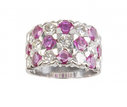 261.  Sortija ancha de rubíes y brillantes alternos a modo de damero