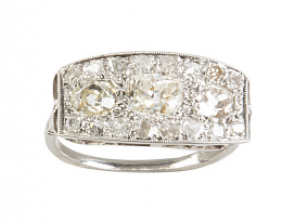 294.  Sortija c.1910 con frente con tres brillantes principales de talla antigua y pavé de diamantes
