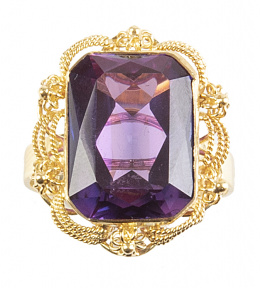 163.  Sortija con corindón sintético y decoración de ondas cordoncillo en oro amarillo