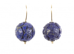 197.  Pendientes largos con esferas de lapislázuli grabadas con motivos orientales