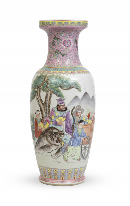 1019.  Jarrón chino de porcelana esmaltada con un guerrero, dos niños y un tigre, símbolo de buena fortuna.China, ff. del S. XIX.