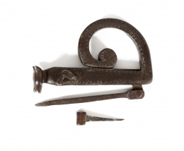 1339.  Aldaba zoomorfa de hierro, con forma de felino.Trabajo español, S. XV - S. XVI.