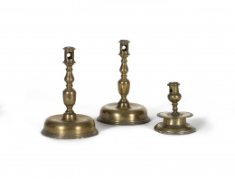 1340.  Pareja de candeleros de bronce con nudo de jarrón.Trabajo español, ffs. S.XVI- pps.XVII.