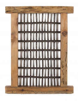 1352.  Reja de hierro con cerco de madera de pino.Forja española S. XVI - XVII.