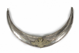 1238.  Media luna, con alma de madera,  de plata en su color y plata sobredorada, con una querubín aplicado.Trabajo Español, Méndez, S. XVIII - XIX.