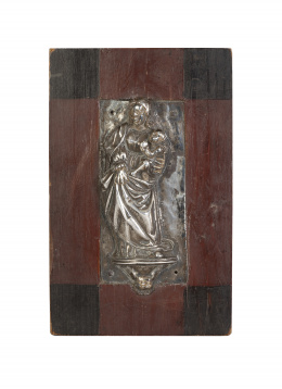 916.  Virgen.De plata repujada, enmarcada.S. XVII.