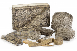 639.  Lote de seis piezas de aplicación: cinco piezas en hilos dorados de malla con flores y un galón.Trabajo español, S. XVIII - XIX.