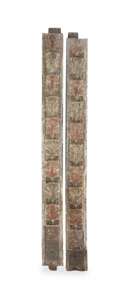416.  Pareja de paneles de madera de roble tallada con restos de policromía en rosa, verde, azul y dorado.Trabajo español, S. XVII - XVIII.