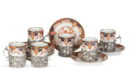 1187.  Juego de moka de porcelana esmaltada y dorada con decoración floral. Las tazas con soporte de plata. Con marcas. En su estuche de piel.Royal Crown Derby, Inglaterra, 1922. 