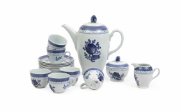 612.  Juego de café de porcelana esmaltada en azul y blanco.Con marcas de Dinamarca, S. XX.