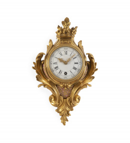 959.  Zenith, Suiza.Reloj de cartel de bronce dorado de estilo Luis XV.Firmado en el reverso .pp. del S. XX.